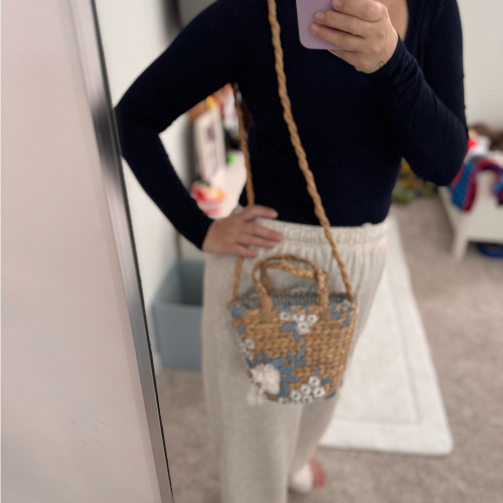 🌸Woven Floral Handbag - Blue and Tan - Picture 9 of 10